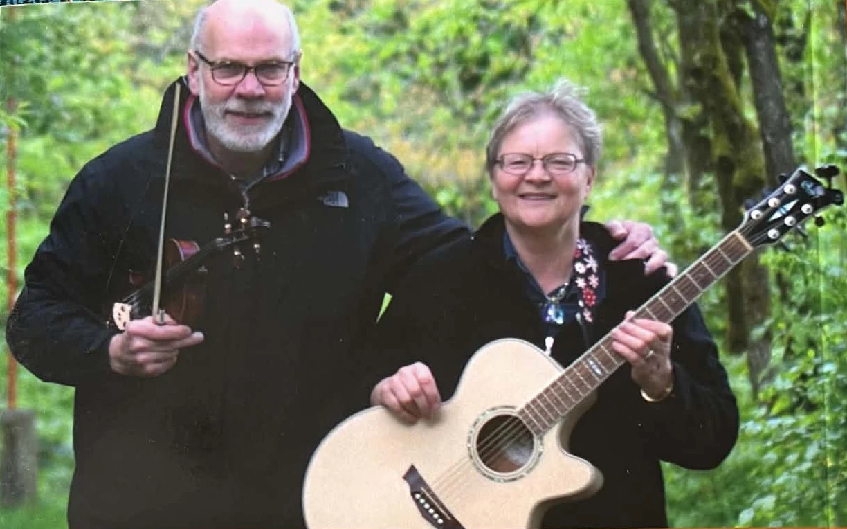To musikere med violin og guitar fra bagsiden af Gehør.